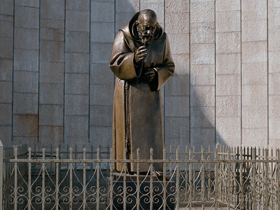 Statua in bronzo raffigurante Padre Pio